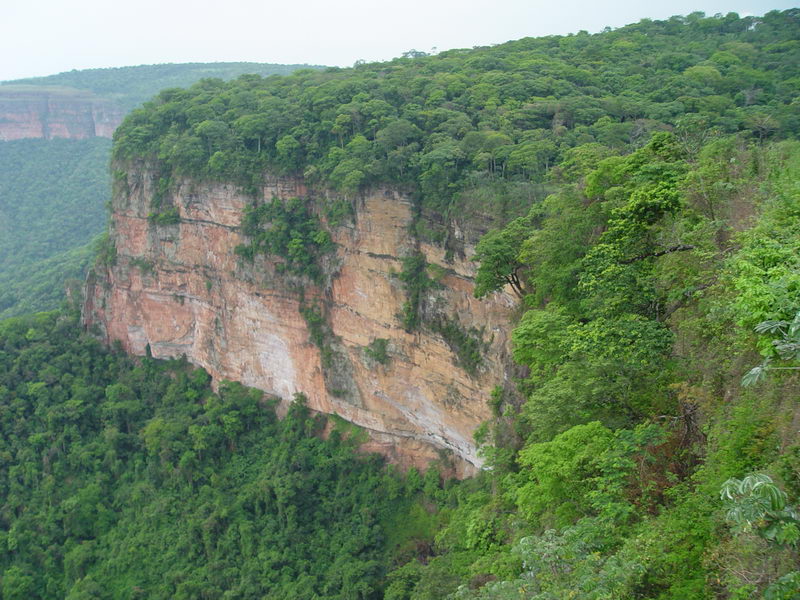 Neste abismo na poca das chuvas se forma , segundo o dono do restaurante perto, a mais alta cachoeira do Brasil, um fio d'gua que cai de mais de 250 metros